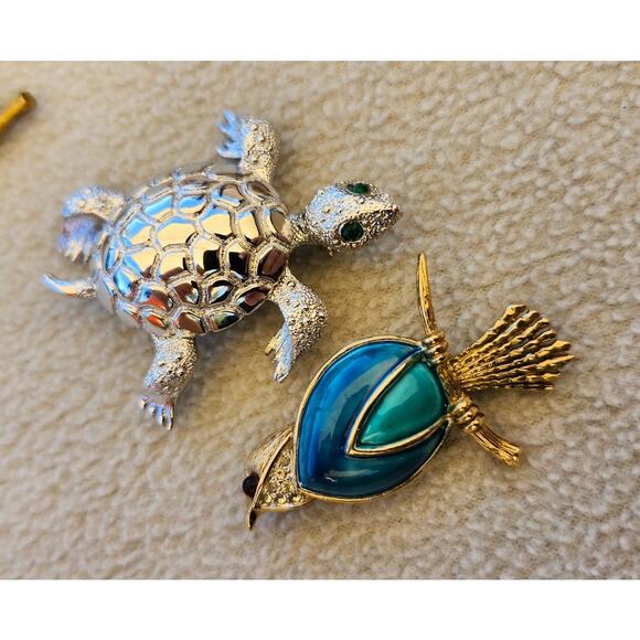 Lot 8 Vintage Jewelry Lot Ring Broochs Seiko Watch Turtle Aztec Charm - Picture 7 of 16